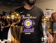 阿(ā)里纳斯(sī)：詹姆斯(sī)是(shì)湖人超(chāo)巨中(zhōng)压力(lì)最大的！科比粉丝不(bù)爽他！