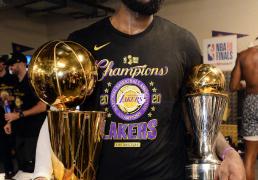 阿(ā)里纳斯(sī)：詹姆斯(sī)是(shì)湖人超(chāo)巨中(zhōng)压力(lì)最大的！科比粉丝不(bù)爽他！