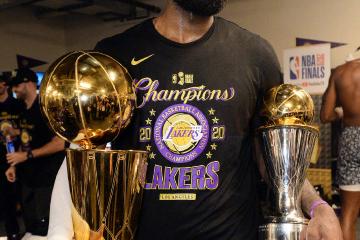 阿(ā)里纳斯(sī)：詹姆斯(sī)是(shì)湖人超(chāo)巨中(zhōng)压力(lì)最大的！科比粉丝不(bù)爽他！