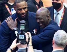 真(zhēn)实！記(jì)者(zhě)认为科(kē)比和庫(kù)里不配(pèi)跟詹姆(mǔ)斯和乔丹在总统山！