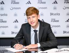 挖角利物浦！纽卡官方：利物浦16岁小将艾萨克-莫兰加盟球队