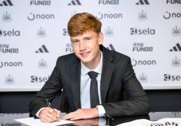 挖角利物浦！纽卡官方：利物浦16岁小将艾萨克-莫兰加盟球队