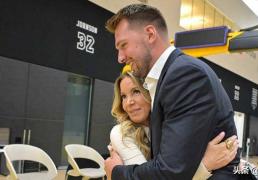 湖人队小老板珍妮·巴斯身着东契奇球衣，亮相欧洲锦标赛揭幕战