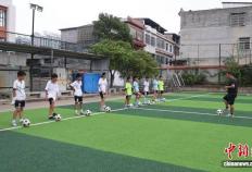 湖南江华校园足球(qiú)“面上開(kāi)花” 编写鄕(xiāng)土(tǔ)足球(qiú)教材(cái)