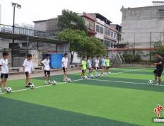 湖南江华校园足球(qiú)“面上開(kāi)花” 编写鄕(xiāng)土(tǔ)足球(qiú)教材(cái)