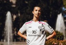 复古与潮流融(róng)合！美因茨05新客场球衣(yī)发布，或成日常穿搭(dā)新寵(chǒng)