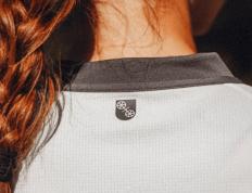 复古与潮流融(róng)合！美因茨05新客场球衣(yī)发布，或成日常穿搭(dā)新寵(chǒng)