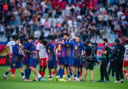 （体育）足球——西甲：巴塞罗那胜赫罗纳