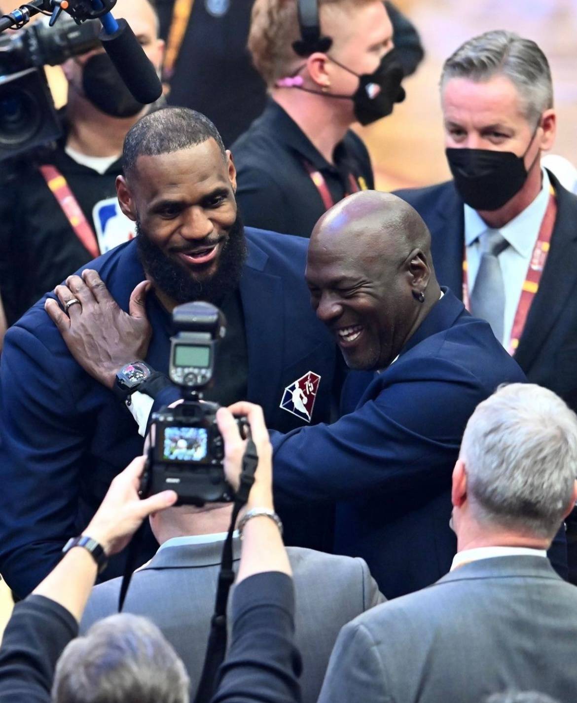 真(zhēn)实!記(jì)者(zhě)认为科(kē)比和庫(kù)里不配(pèi)跟詹姆(mǔ)斯和乔丹在总统山!