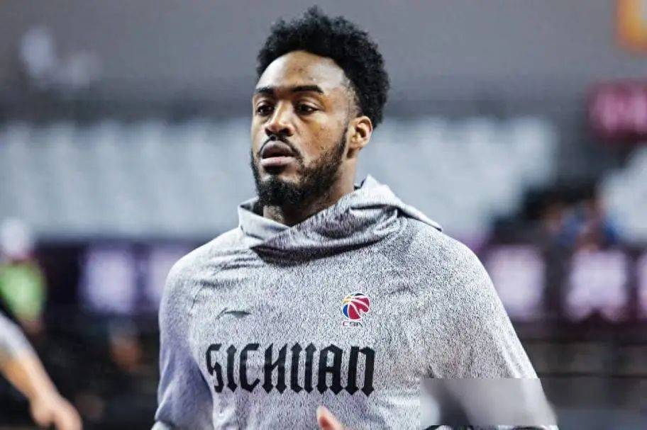 33岁外(wài)援(yuán)在CBA拿不到合同,转身成球星員(yuán)工