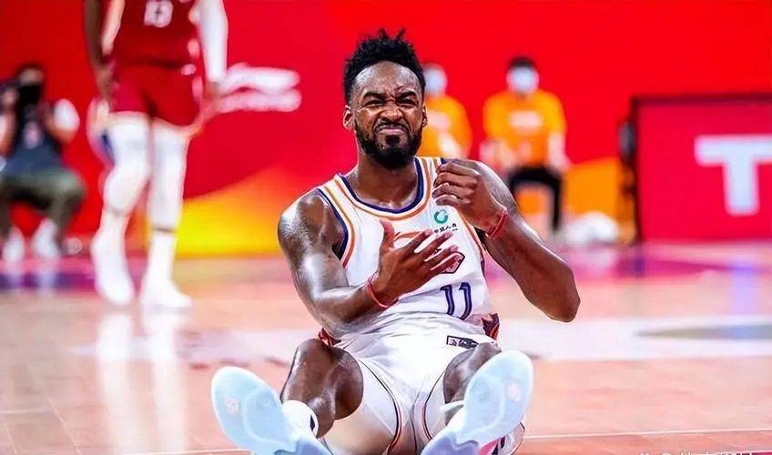 33岁外(wài)援(yuán)在CBA拿不到合同,转身成球星員(yuán)工