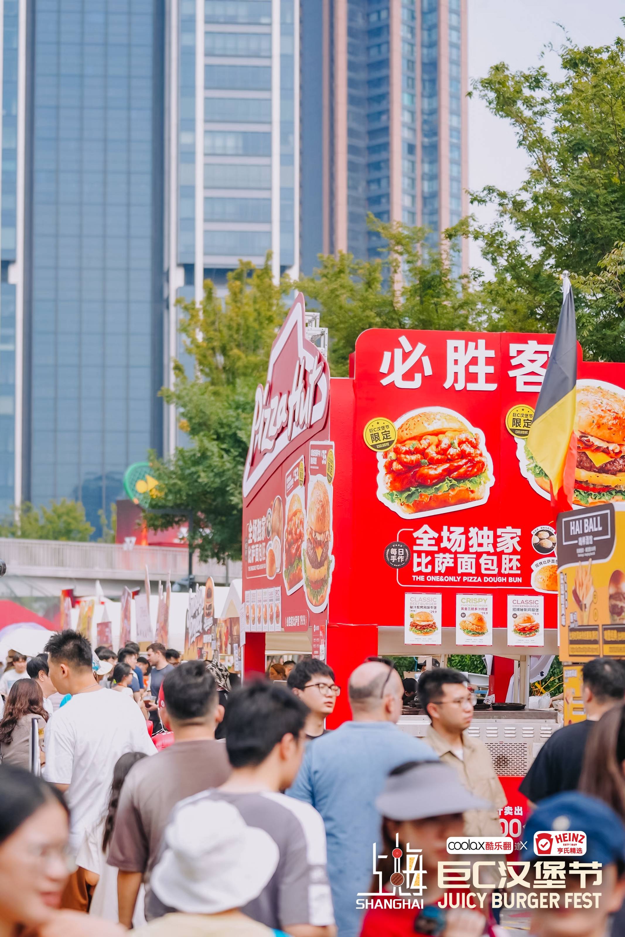 封神堡回归！必胜客比萨堡亮相上海巨C汉堡节