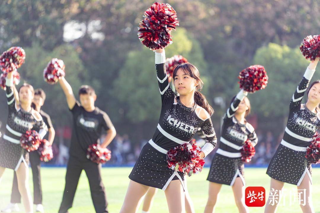 萌(méng)娃跳書(shū)法操，“雨(yǔ)中”足球(qiú)队展風(fēng)采 南京這(zhè)所学校运动会精彩纷呈