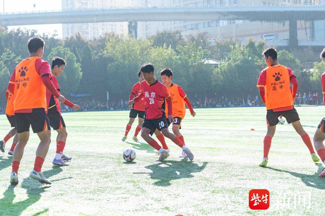 萌(méng)娃跳書(shū)法操，“雨(yǔ)中”足球(qiú)队展風(fēng)采 南京這(zhè)所学校运动会精彩纷呈