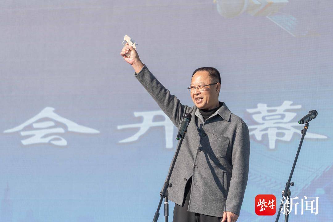 萌(méng)娃跳書(shū)法操，“雨(yǔ)中”足球(qiú)队展風(fēng)采 南京這(zhè)所学校运动会精彩纷呈