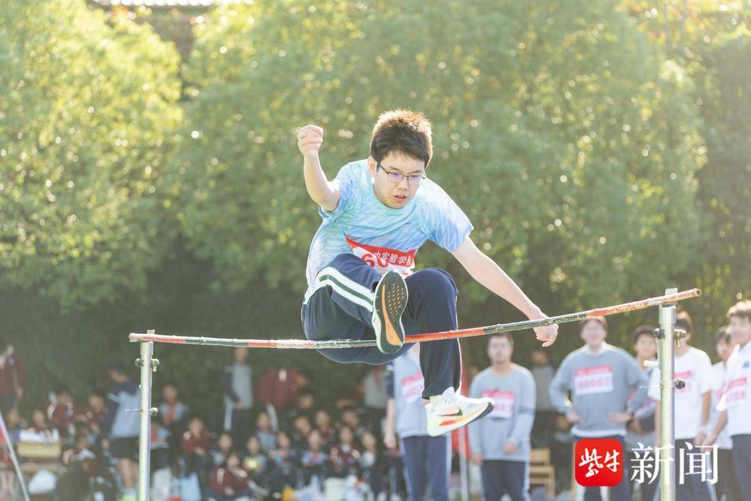 萌(méng)娃跳書(shū)法操，“雨(yǔ)中”足球(qiú)队展風(fēng)采 南京這(zhè)所学校运动会精彩纷呈