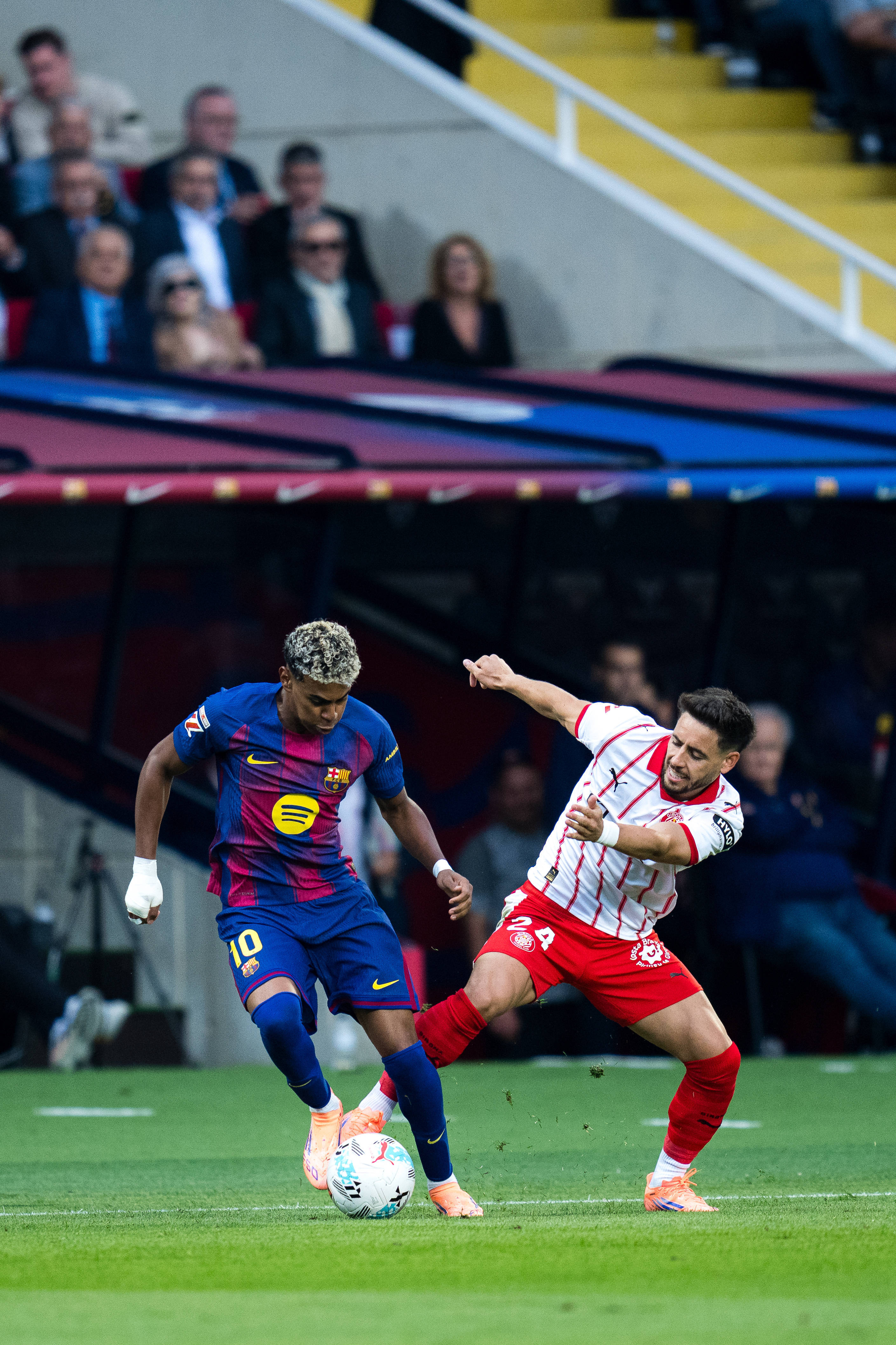 （体育）足球——西甲：巴塞罗那胜赫罗纳