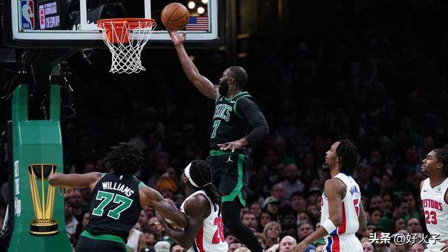 大(dà)逆转,凯尔特(tè)人(rén)以117-114險(xiǎn)胜底特(tè)律(lǜ)活塞,终结了(le)对手(shǒu)的13连胜