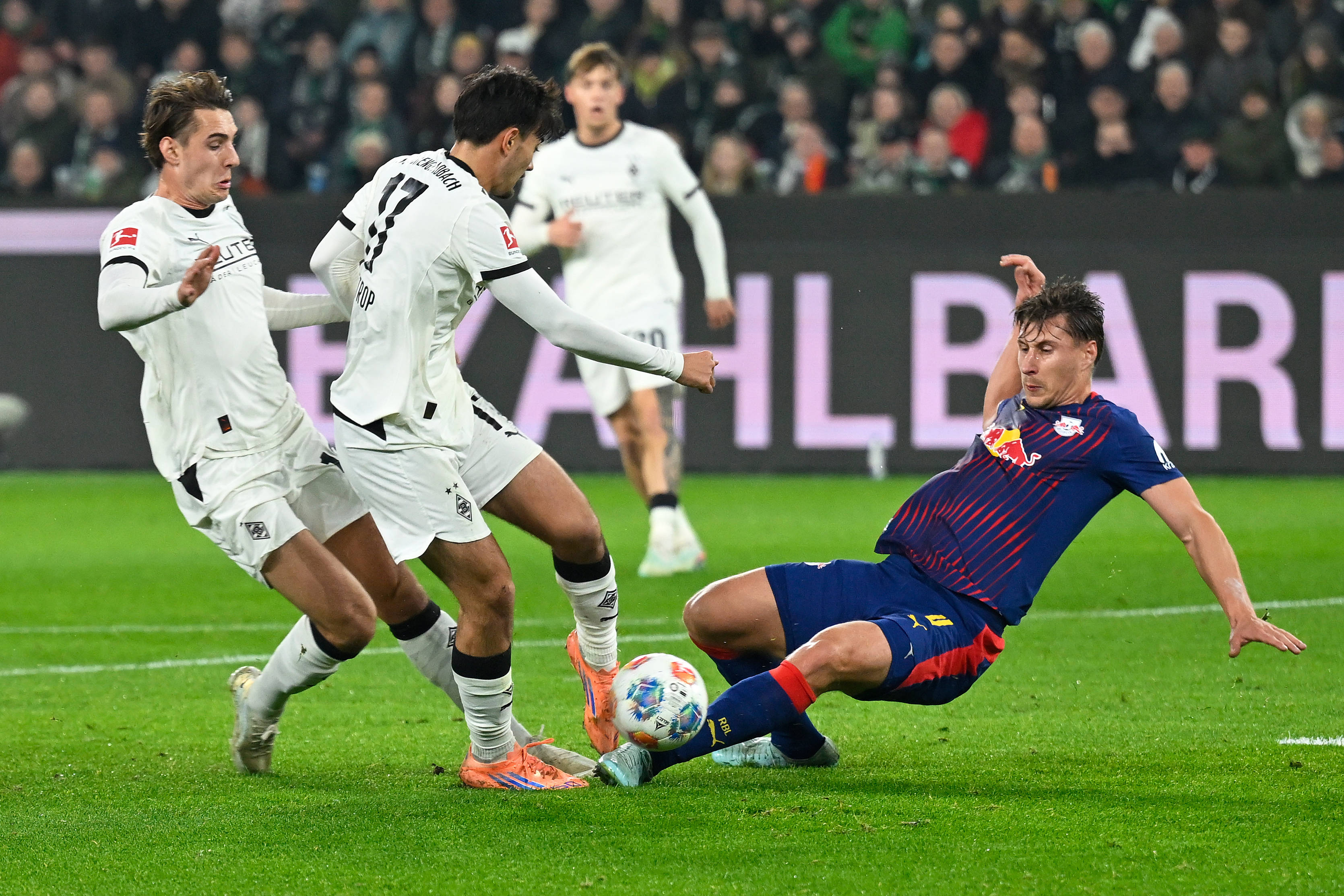 （体育）足球——德甲：门兴格拉德巴赫平莱比锡