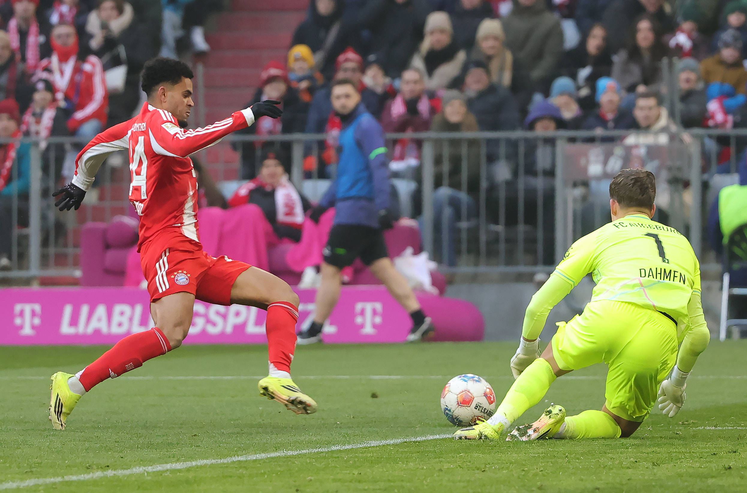 （体育(yù)）足球(qiú)——德(dé)甲：拜仁(rén)慕尼黑不敵(dí)奥格斯堡(bǎo)