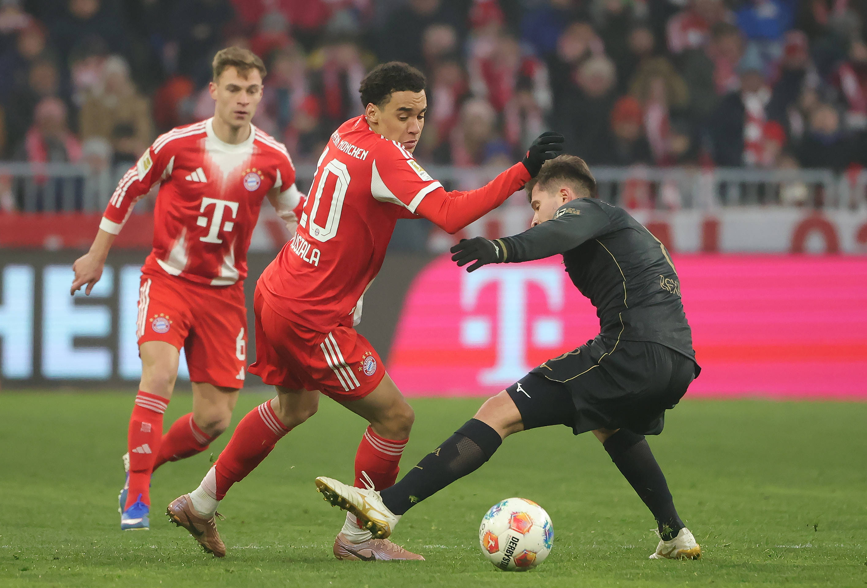 （体育(yù)）足球(qiú)——德(dé)甲：拜仁(rén)慕尼黑不敵(dí)奥格斯堡(bǎo)